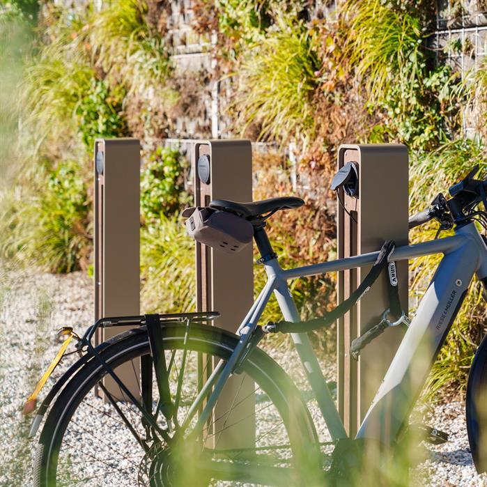 STBS.E150S.Ct.BX bamboe - Cortenstaal,Fietsbeugels,STORR e-bike oplader,150 x 150 x 1135 mm