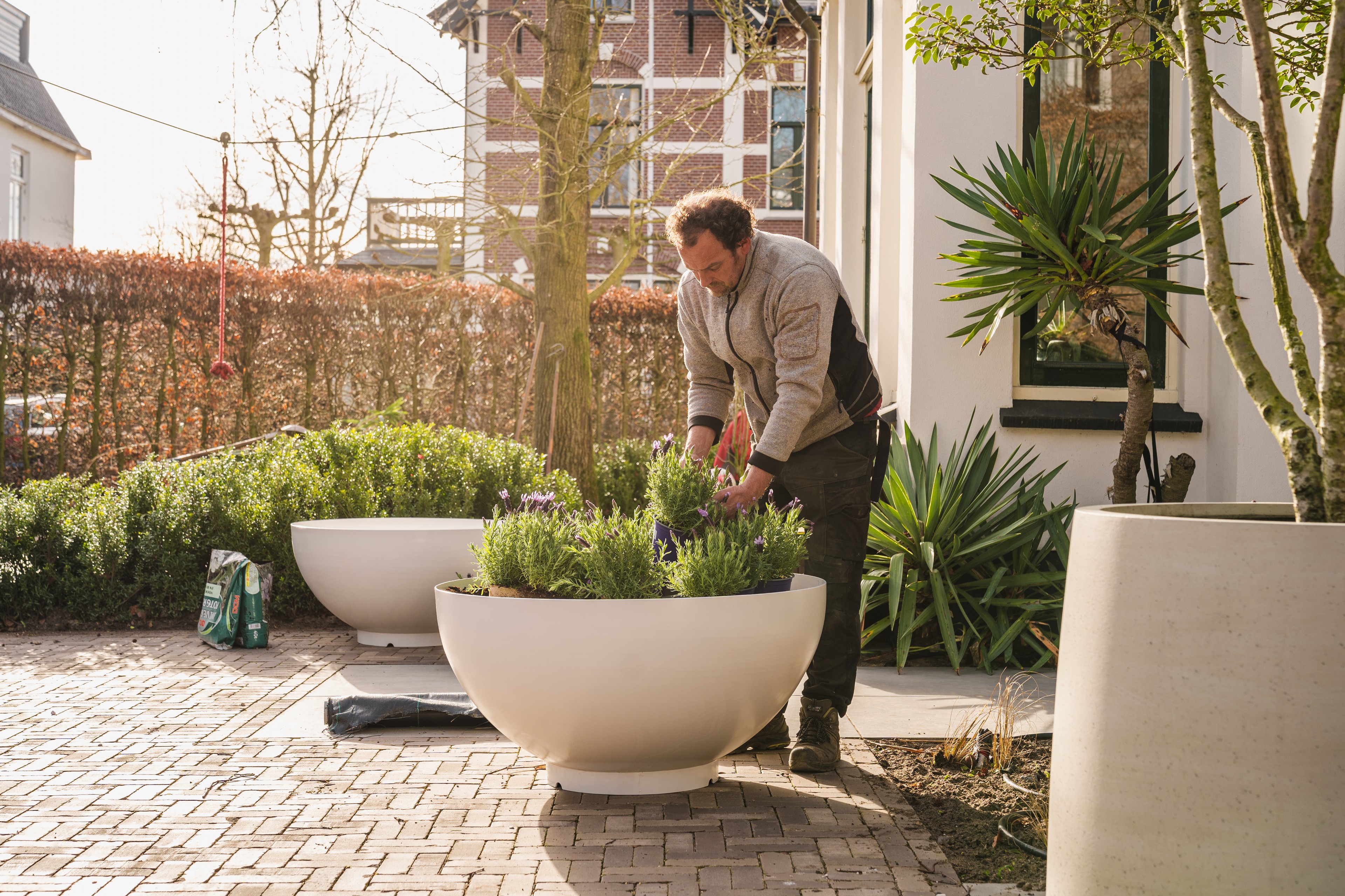 Hovenier met plantenbak
